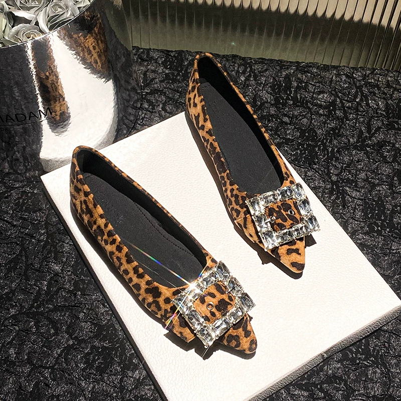 Черная маленькая ароматная французская заостренная страз с квадратной пряжкой женская одиночная обувь 2025 новая внутренняя высокая женская обувь больших размеров 41-43