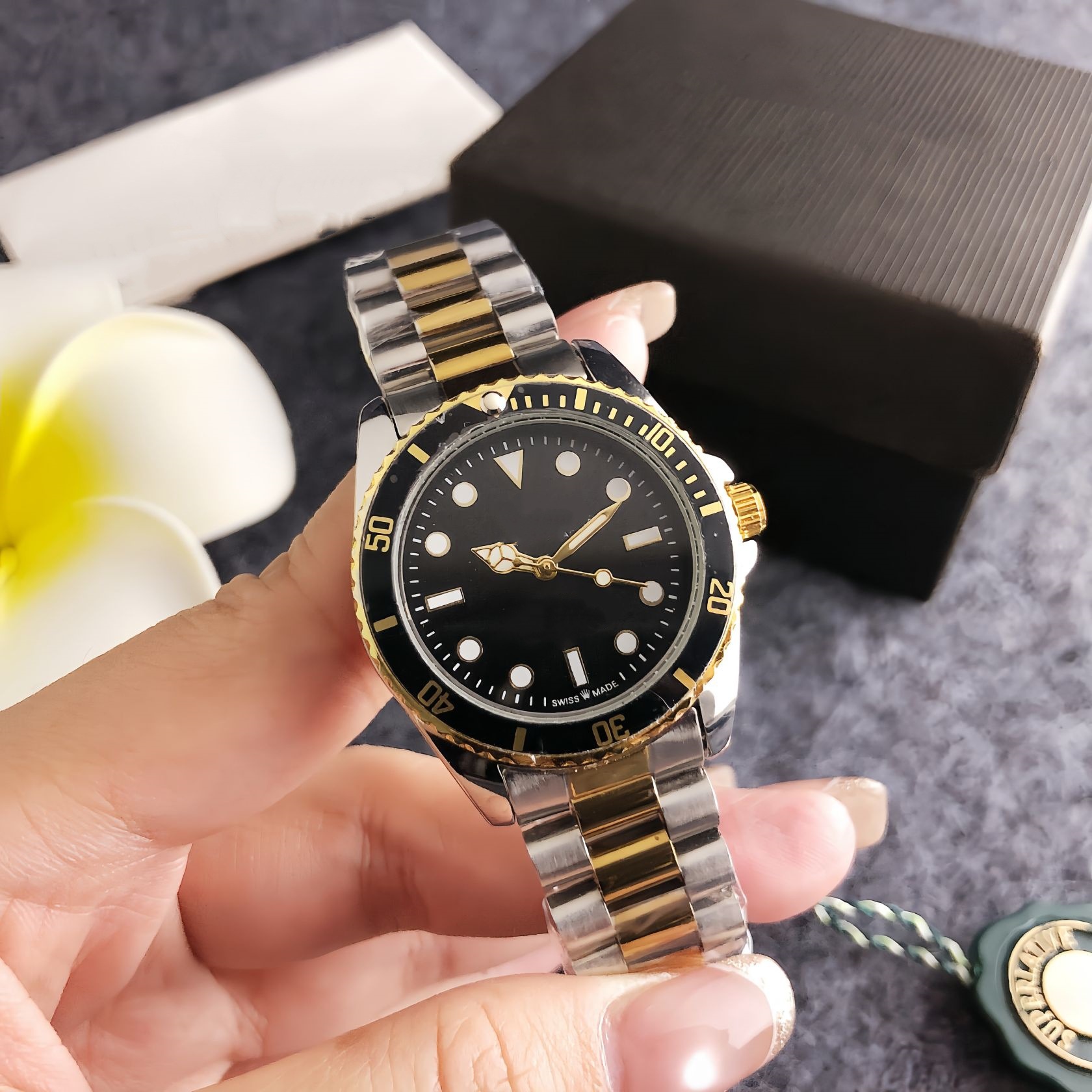 High-End Gold-Tone Women's Watch, Diving Steel Band Quartz Watch, Elegant and Sophisticated for Everyday Wear and Commuting