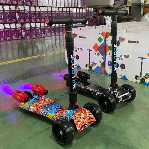 Manufacturer Direct Sale Foldable Flash Wheel Children's Spray Skateboard Scooter Kids Smoking Scooter