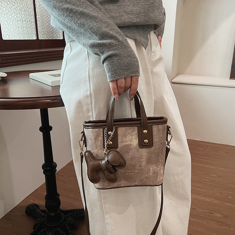 Bolso de Crowdsourcing femenino de alta textura 2025 nuevo bolso de hombro único de moda y lujo bolso de cubo portátil