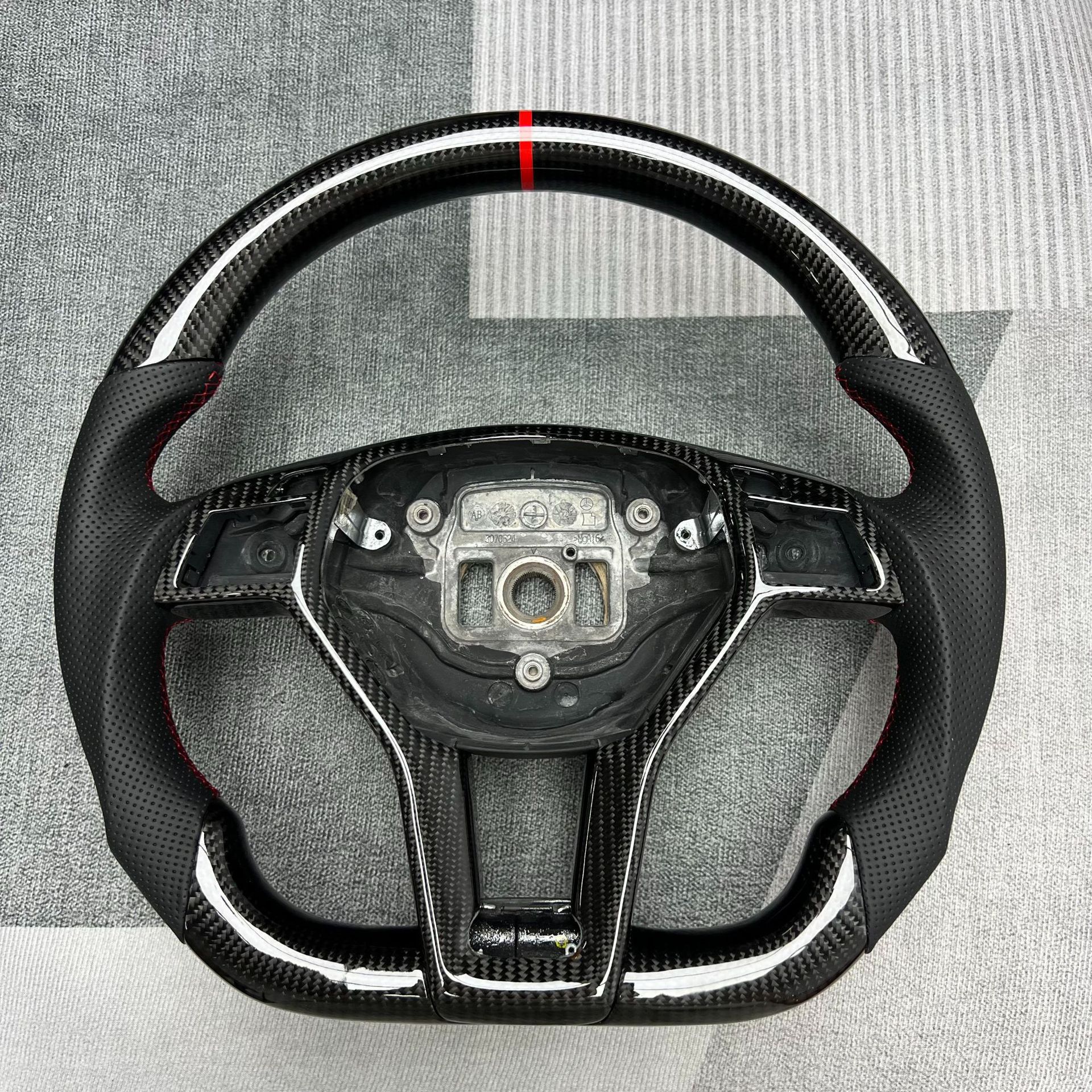 Source Factory Car Steering Wheel Modification, Suitable for Mercedes E-Class Car Carbon Fiber Steering Wheel Processing and Customization