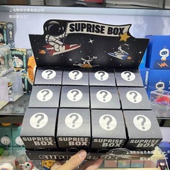 抖音爆款aj球鞋钥匙扣盲盒可爱动漫潮玩公仔礼物空心鞋潮流挂件