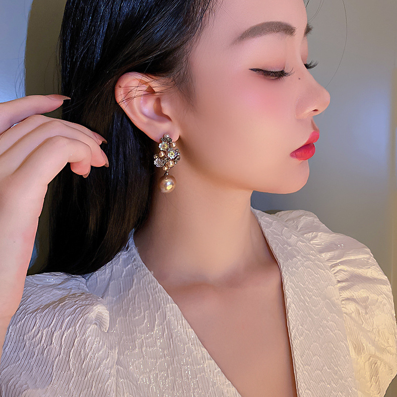 11g Weight Artificial Gemstones Inlay Material Earrings Classification Housewarming, Anniversary, Business, Wedding, Travel, Birthday, Festival Occasion Alloy Material Geometric Pattern Women'S Gender Diamond Design Silver Color Geometric Diamond Alloy Artificial Gemstones Earrings 无