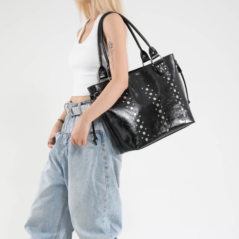 Bolso Tote de textura transfronteriza 2025 verano nuevo bolso femenino personalizado bolso de remache bolso de hombro de gran capacidad de moda