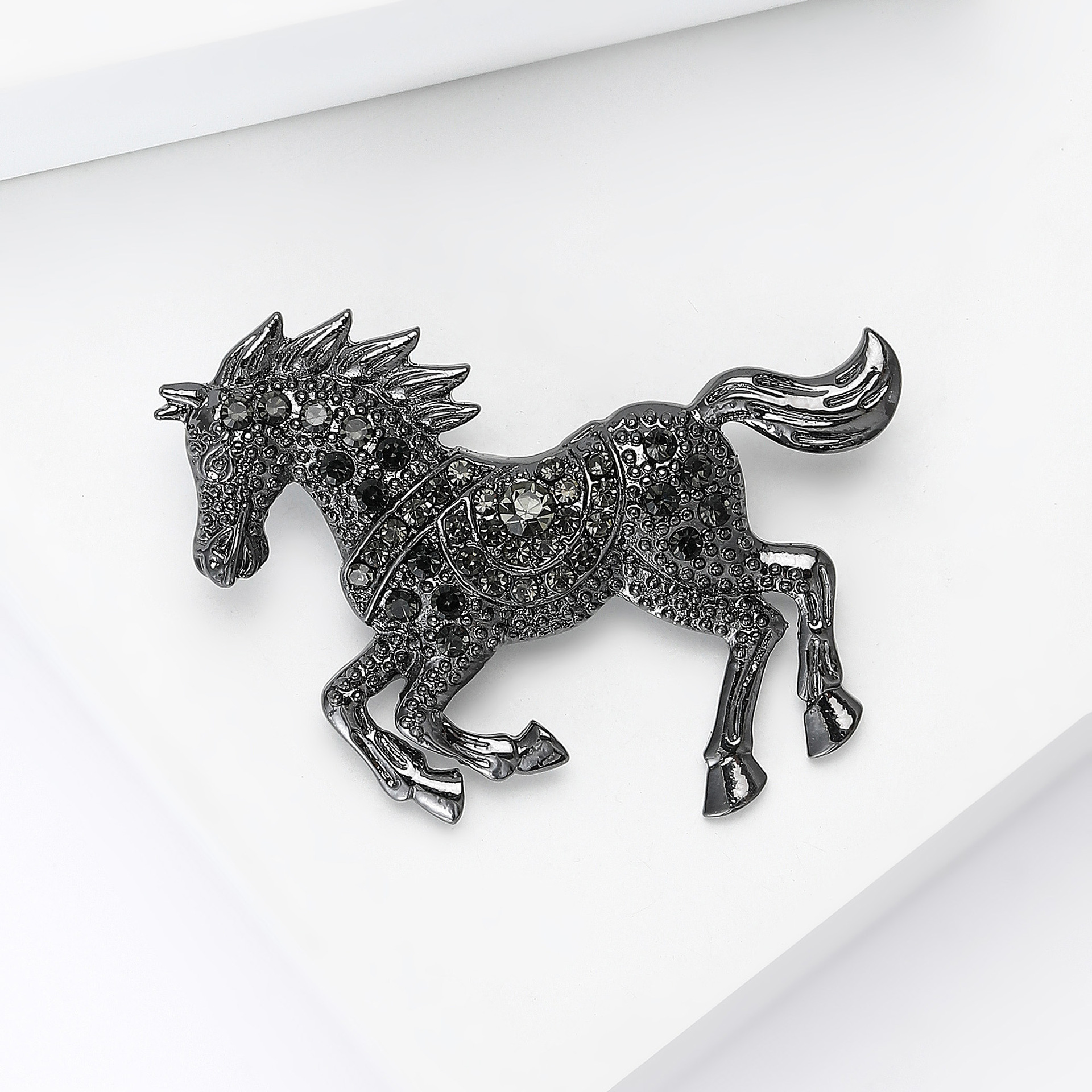 Hot-Selling Fashionable Light Luxury Retro Enamel Horse Rhinestone Brooch Versatile Anti-Exposure Clothing Accessory Pin