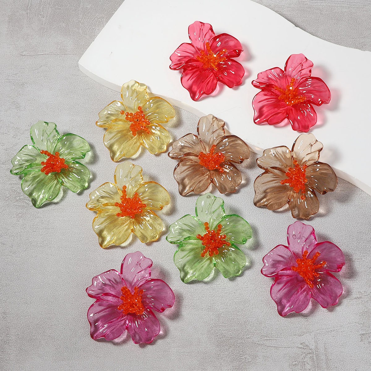Oversized Sculptural Clear Acrylic Clip-on Earrings Modern Design_voghion.com