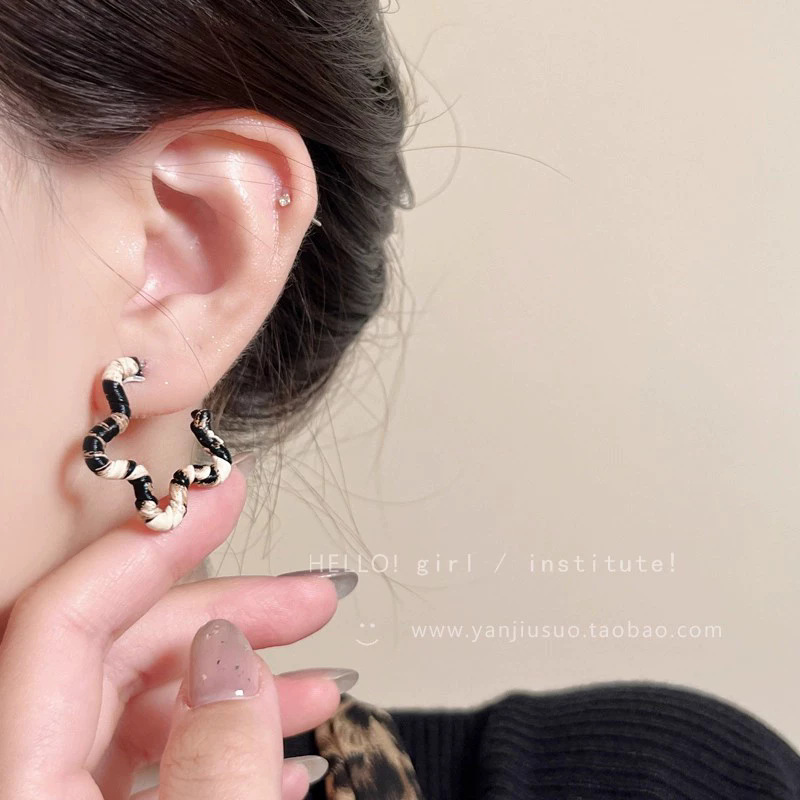 A2751 pequeño leopardo ligero - Millard estrella leopardo aretes de anillo grande