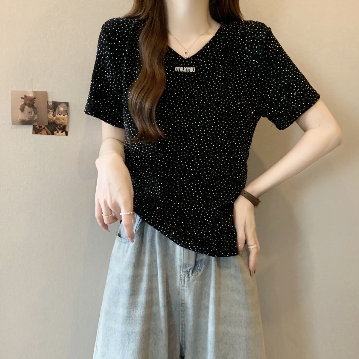 Camiseta de manga corta con cuello en V de seda brillante de talla grande para mujer verano 2024 nuevo estilo suelto y delgado top de mm gordo para mujer image 7