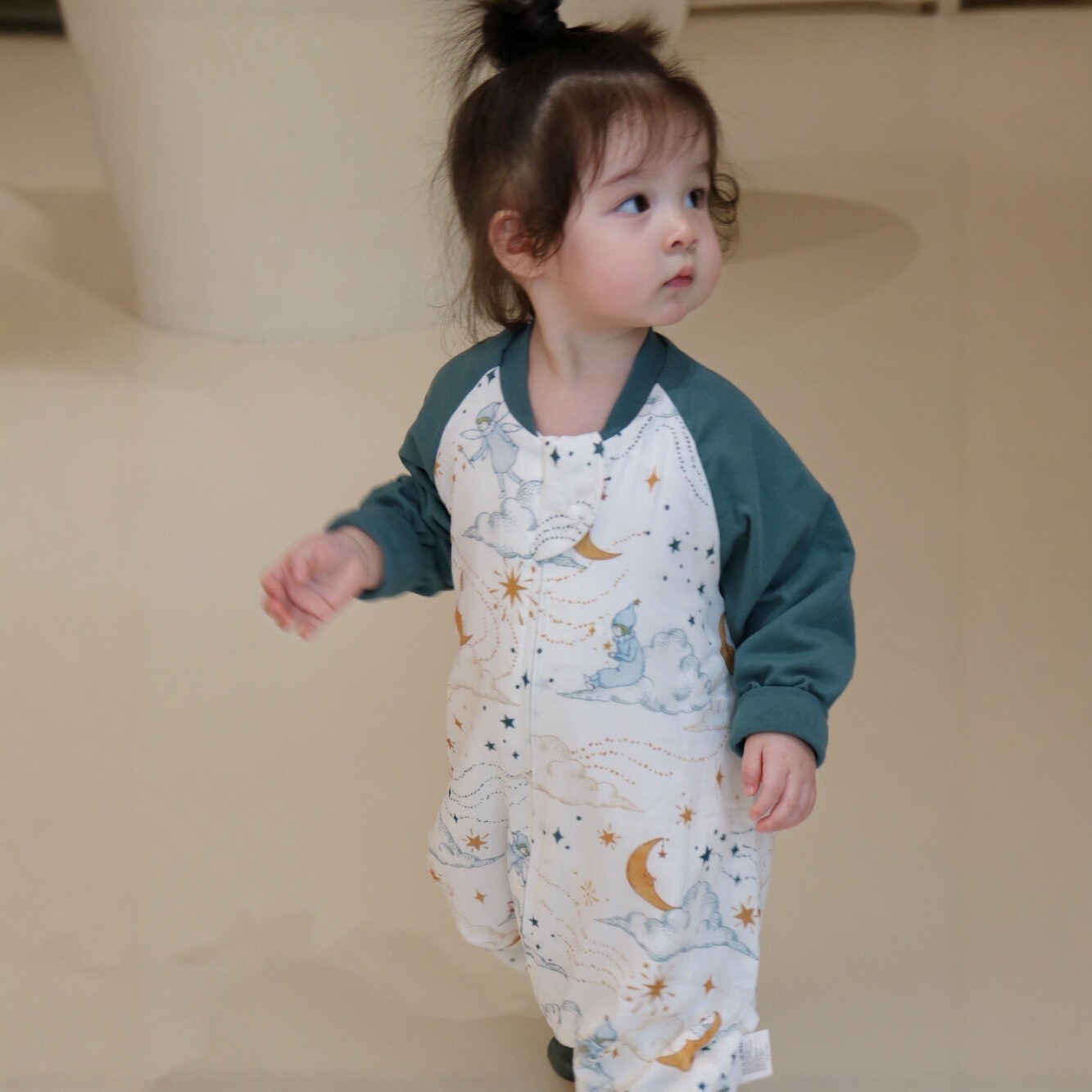 Autumn and winter six-layer gauze baby sleeping bag, split-leg design, bamboo cotton, anti-kick blanket, long-sleeved one-piece pajamas, and loungewear for babies