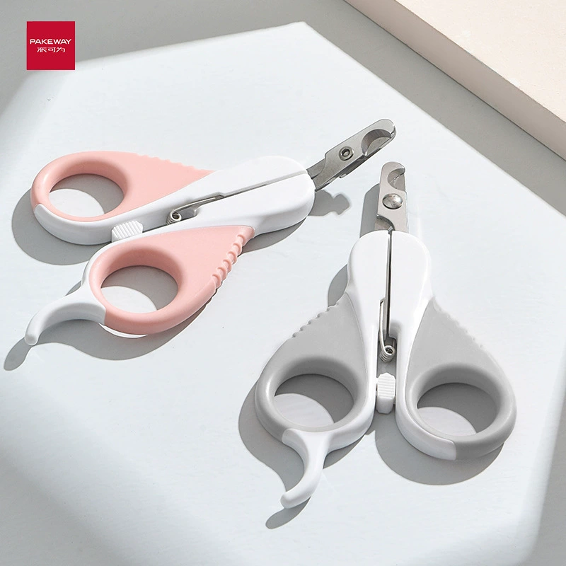 Пирог может быть вырезан для ногтей для домашних животных. Маленький Q-ножницы для кошек.