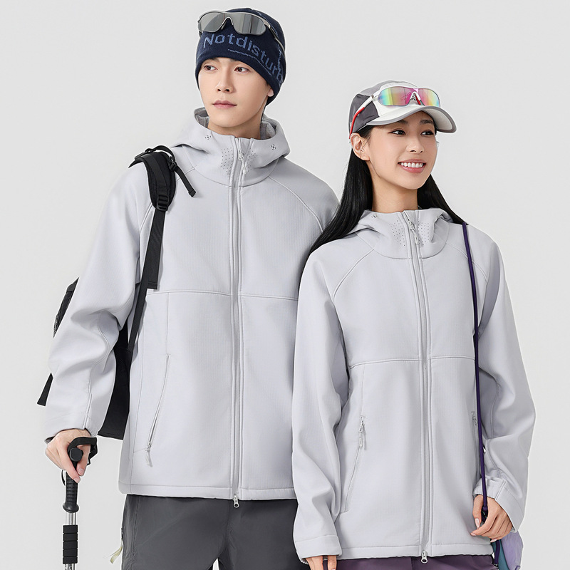 Softshell jacket for men and women, made of three-proof fabric, lined with fleece and thickened for winter travel, camping, hiking, and corporate wear, available for custom order and wholesale