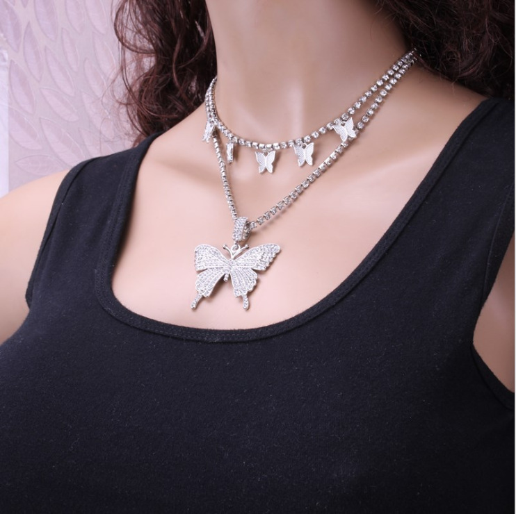 Collana multistrato con ciondolo a farfalla e strass luminosi_voghion.com