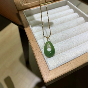 Hetian jade jasper clavicle chain, 18k gold inlaid buckle head, delicate and moist, bright colors, smooth lines