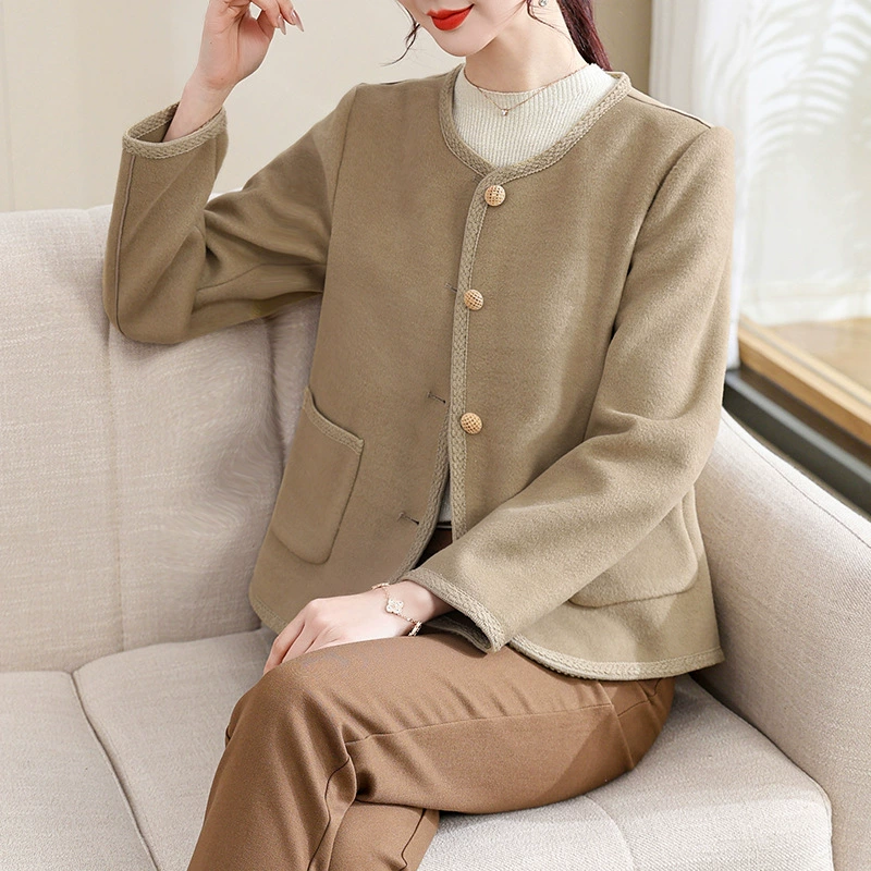 Матери среднего и пожилого возраста носят шерстяное пальто для маленьких мам, короткую женскую одежду среднего и пожилого возраста в стиле Шанель.