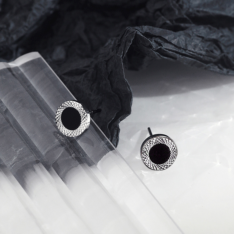 Orecchini a cerchio da uomo in argento texture minimalista_voghion.com