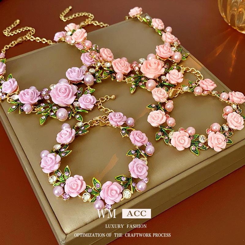 Collar de perlas con flores dulces y hojas de diamantes, temperamento de moda, collar de clavícula, nicho de vacaciones, decoraciones para mujeres