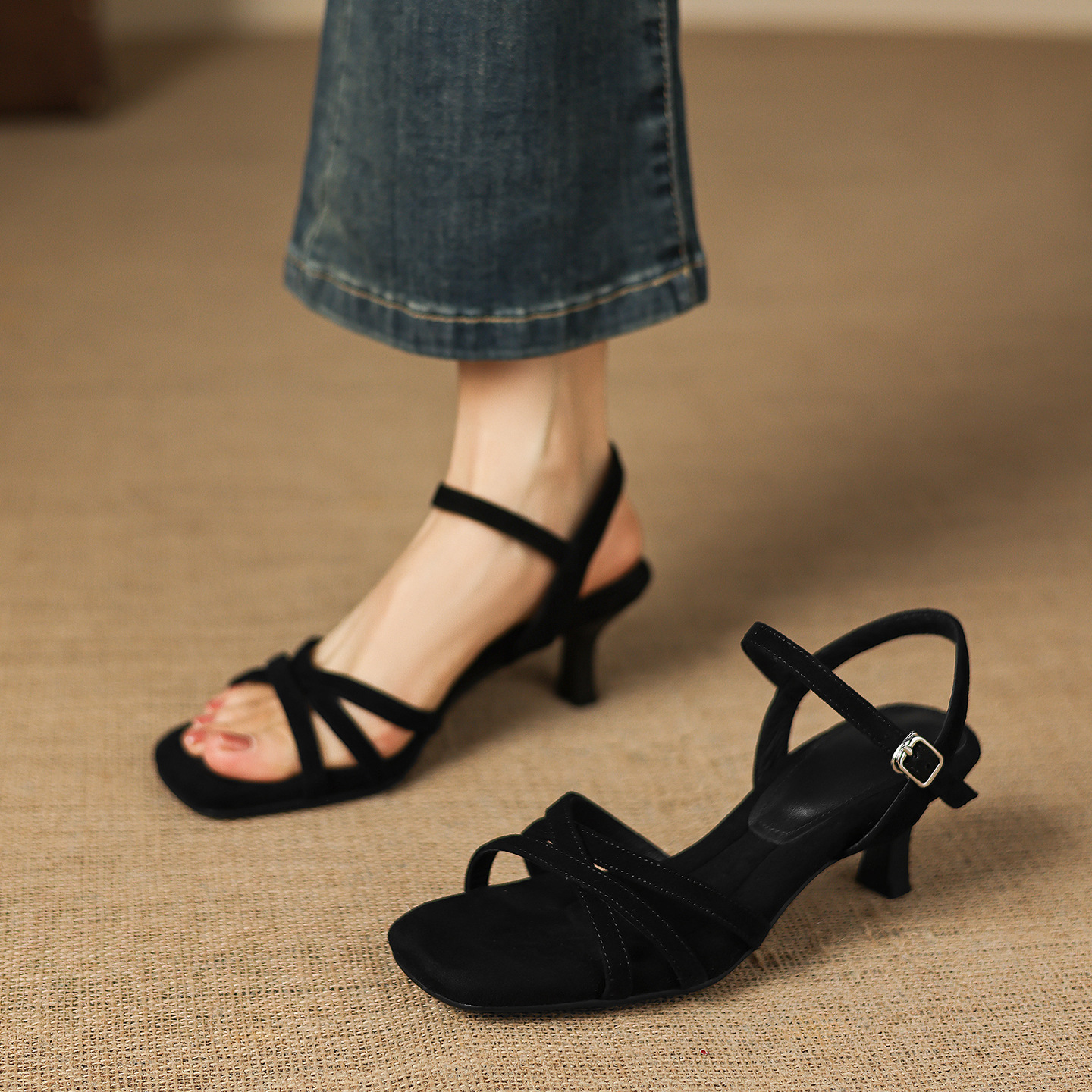 Sandal nữ da cừu hở mũi gót thô đầu vuông quai ngang — Da cừu đen