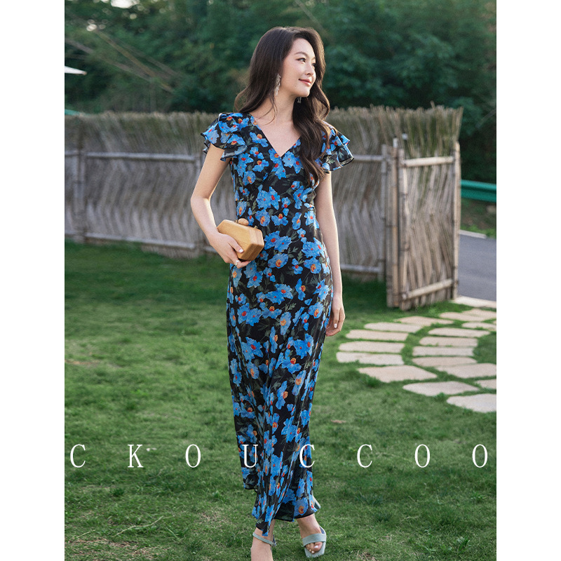 검은 바탕에 파란 꽃