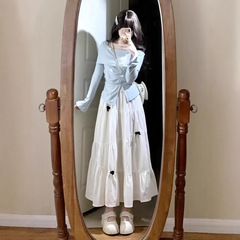 朝の春のフランスの青い長袖のワンピースの女性の春の服の2025年の新型の小さい子供は長いスカートのスーツを着ます。