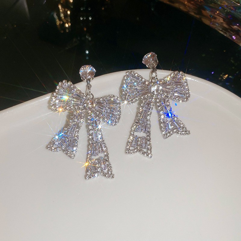 Aguja de plata Pendientes de lazo de diamantes coreanos Pendientes de temperamento de moda de todo fósforo Pendientes de diseño de nicho Sentido de lujo ligero