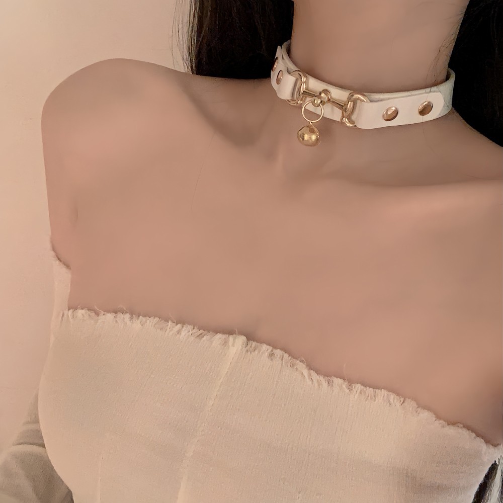 흰색 작은 벨 칼라