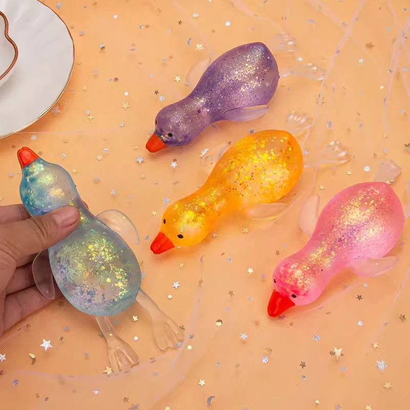 Amasar el artefacto de descompresión de pato, lavar el pato, la arena, tallar el pato, los niños, los patos amarillos, los adultos desahogan los juguetes de descompresión.