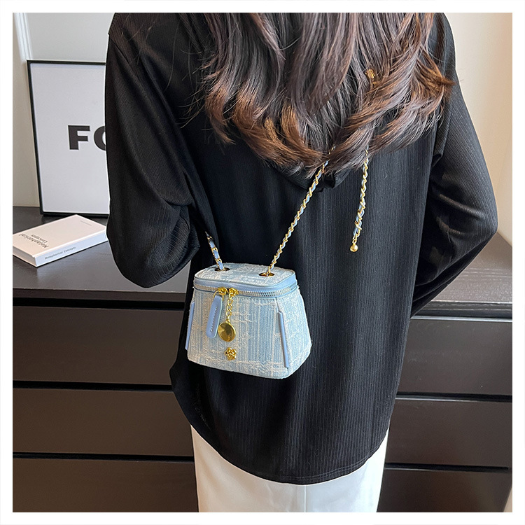 Women's Small Denim Solid Color Streetwear Zipper Crossbody Bag display picture 5