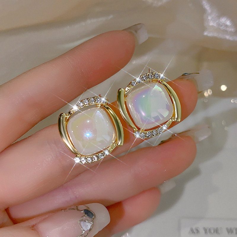 高級な真似のバロックは真珠のイヤリングをまねます。