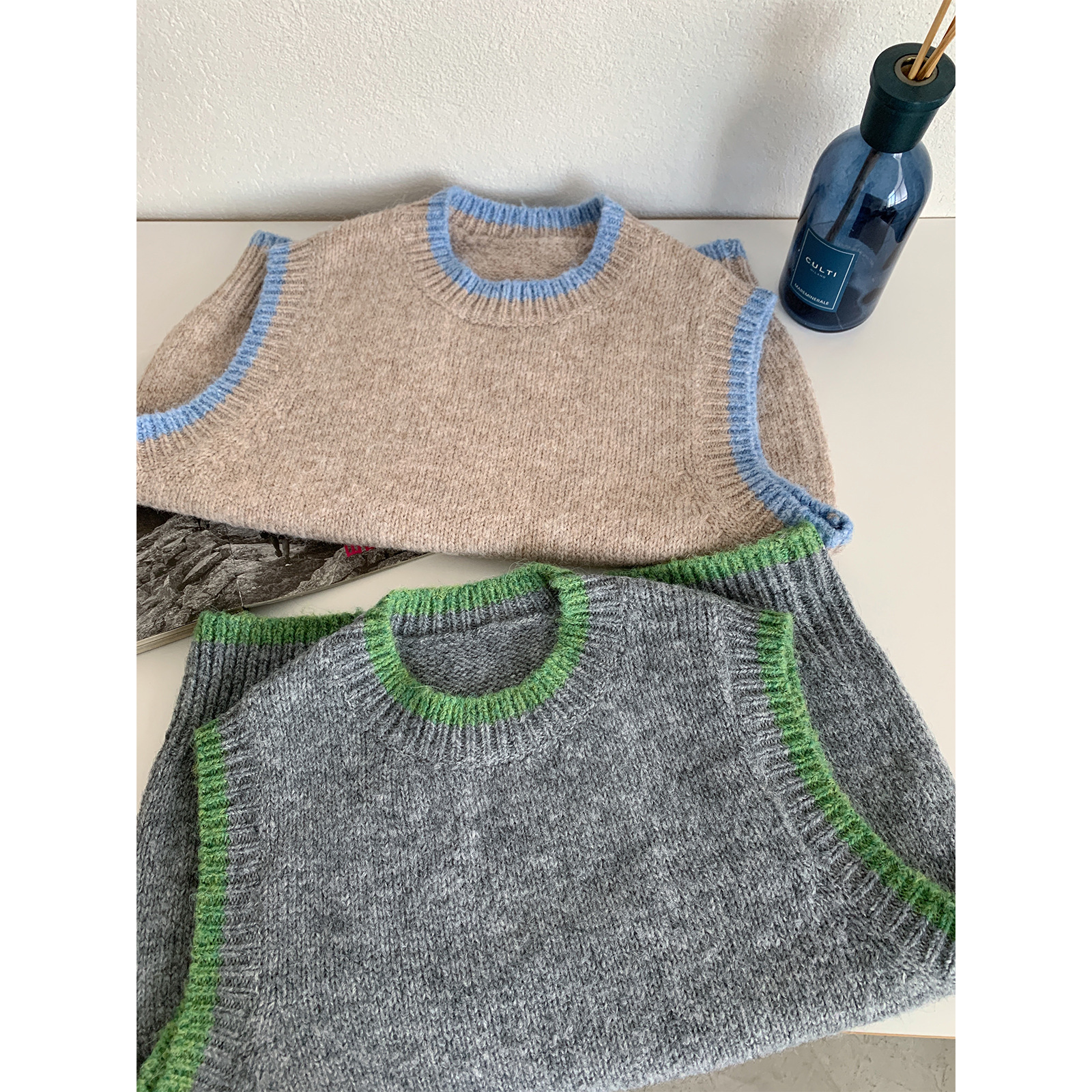 韓代の配色は冬に色をつけて丸首のセーターをかぶせます。