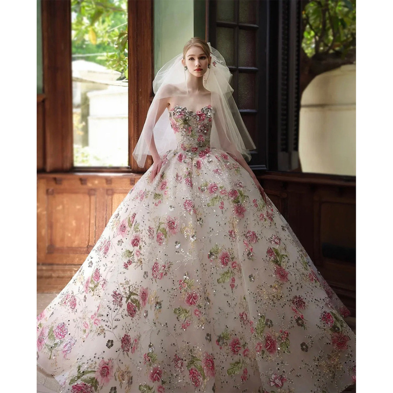 French-Style Wedding Dress for the Bride, High-End Model with Premium Texture, Embroidered Floral Princess Dress, Elaborate Strapless Wedding Gown