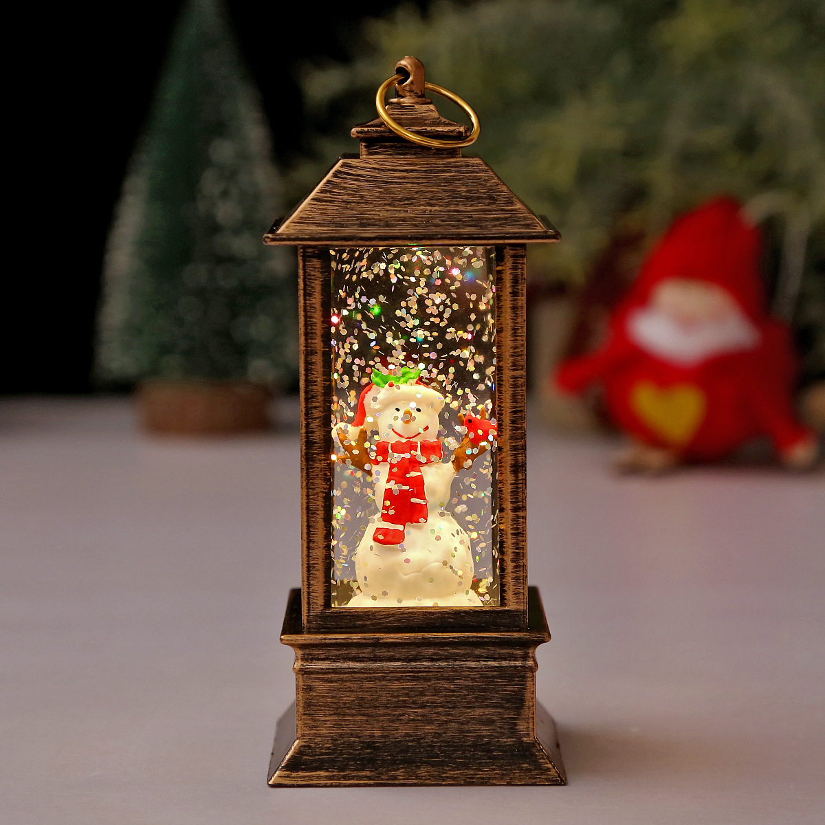 물이 채워진 금빛 눈사람