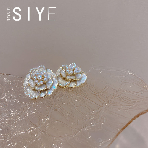 [White Lover] | French retro pearl camellia earrings earrings niche mosquito coil disc ear clip without piercing