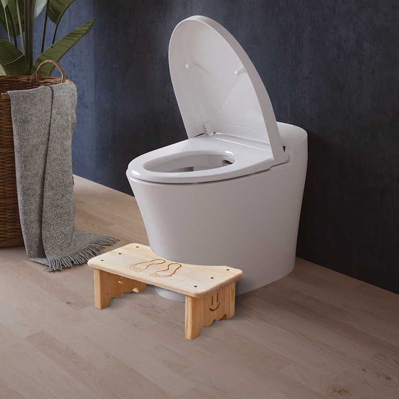 家庭用の木の便器の腰掛けの足の腰掛けは穴の神器のトイレにしゃがみます。|undefined