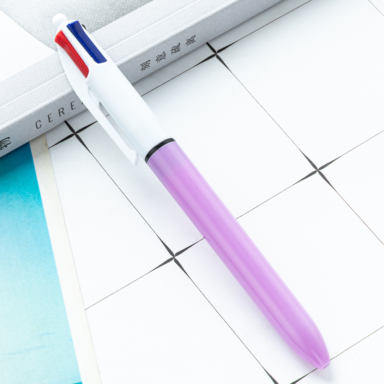 Oficina de aprendizaje de papelería multi-color de la pluma cuatro-en-una mano cuenta trazo clave marcado bolígrafo de plástico bolígrafo