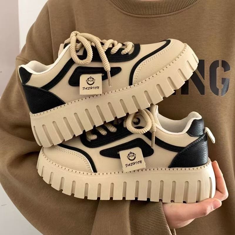 Zapatos de mujer de suela gruesa, zapatos de tabla altos, zapatos blancos de moda, todo fósforo y alto valor, rojo neto, el mismo estilo, zapatos casuales de moda