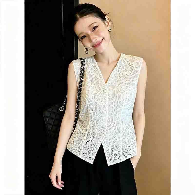 Old Money Style V-Neck Lace Sleeveless Top for Women, 2026 Spring New Model, High-End Mature Elegance, Slimming Vest Old Money Style V-Neck Lace Sleeveless Top for Women, 2026 Spring New Model, High-End Mature Elegance, Slimming Vest