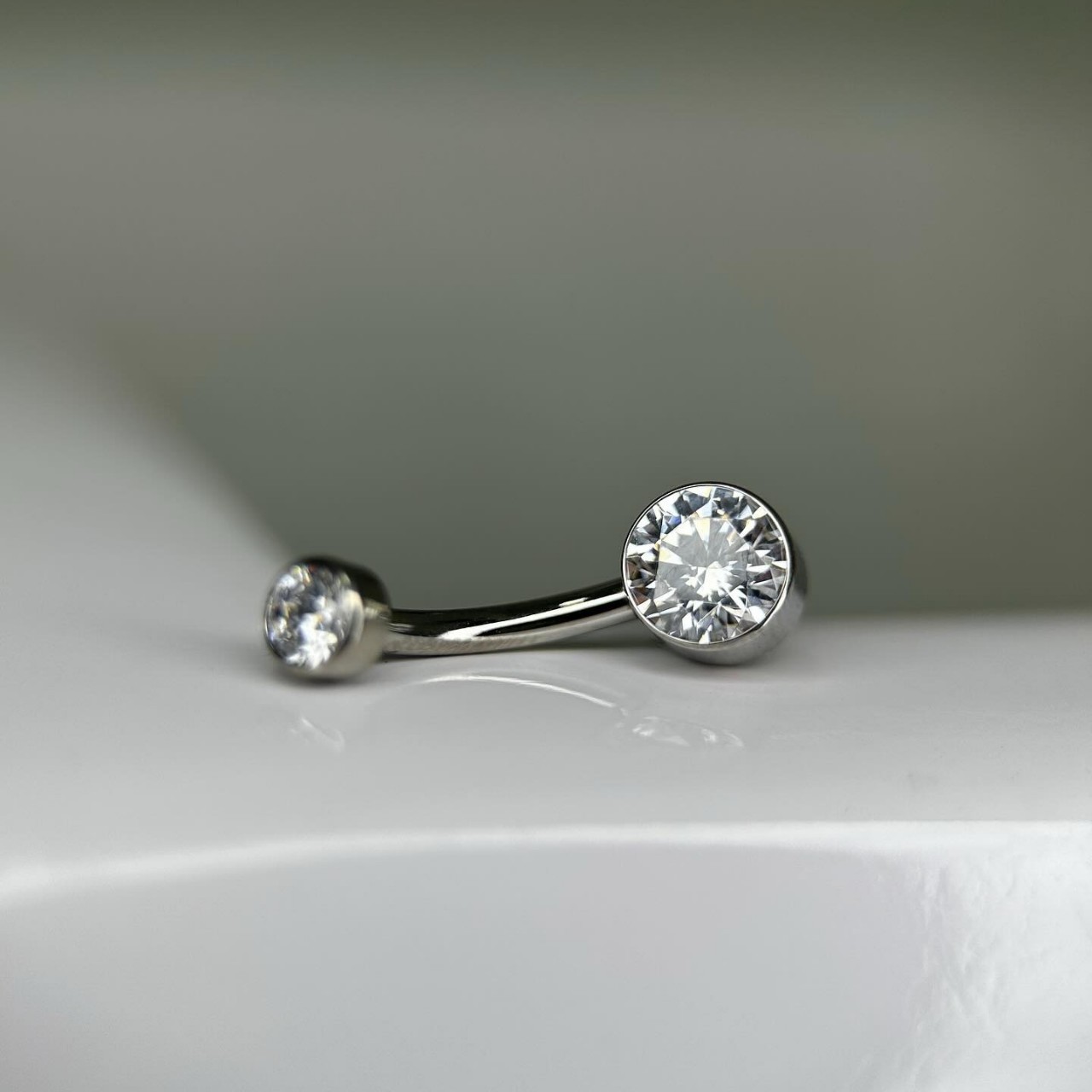 F136 Titanlegierung Basismodell Rundkugel mit Diamant-Außendurchdringung, zylindrisches Zirkon-ummanteltes Innengewinde_voghion.com