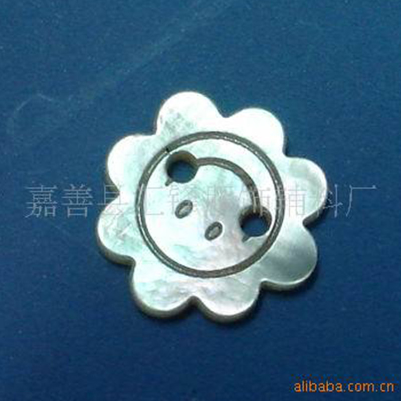 供应刻lOGO马司贝纽扣；LOGO纽扣；镭射激光纽扣及饰品