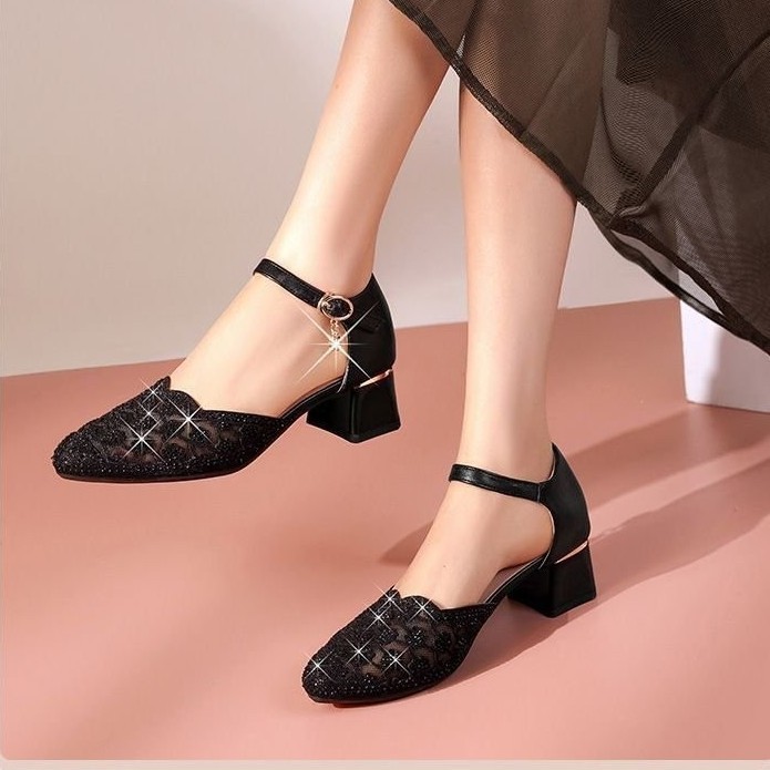 Nuevas sandalias para mujeres 2026 verano nuevo taladro de malla de diamante hueco de diamante suave zapatos de moda de madres