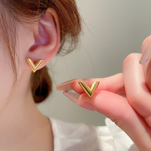 Gold titanium steel V-shaped earrings and necklace set, fashionable, simple and versatile metal style earrings, personalized design jewelry