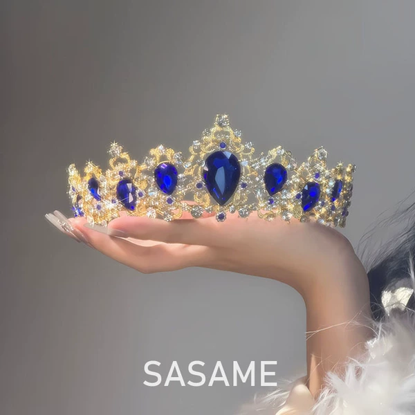 Sapphire blue crown on gold