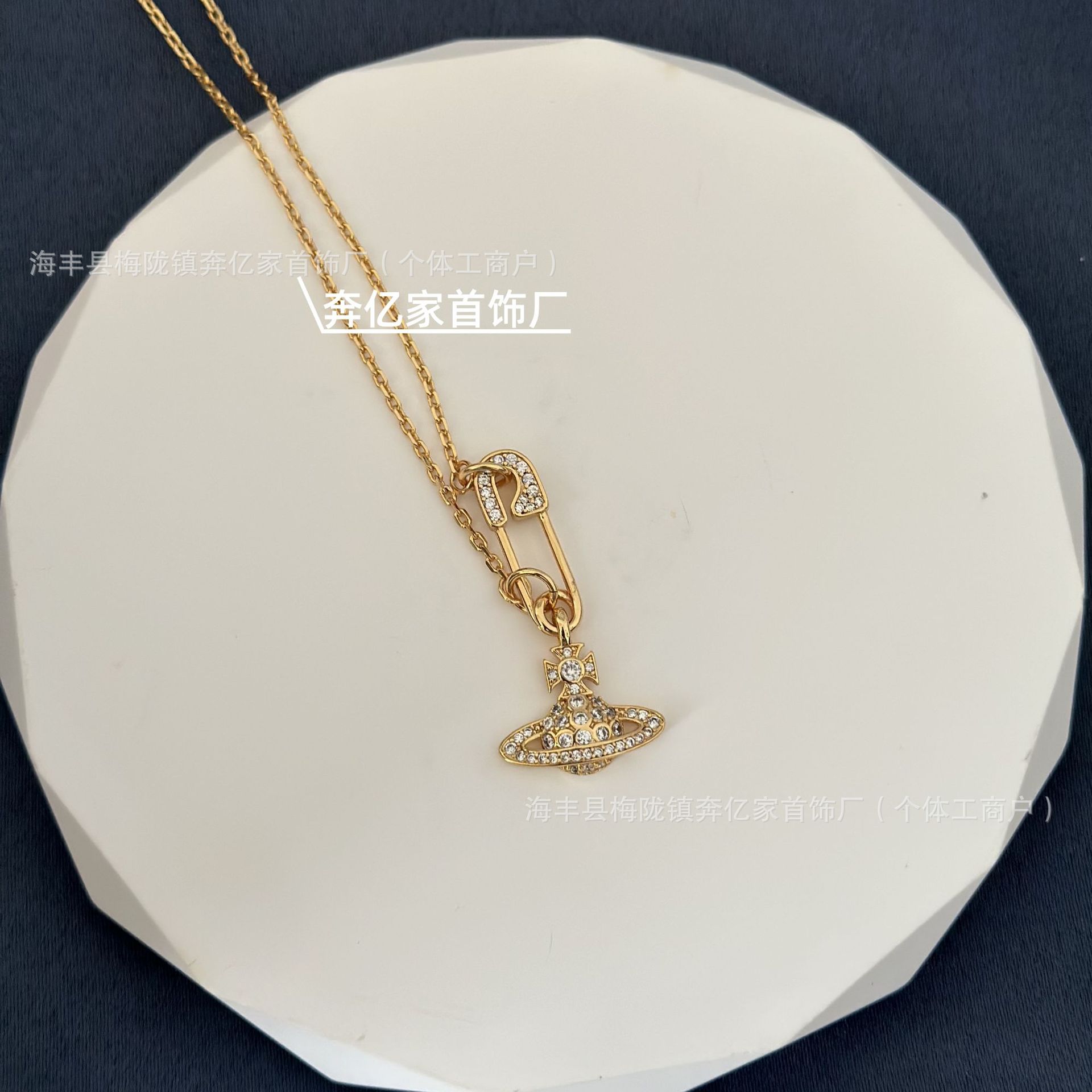 Gold pin chain necklace