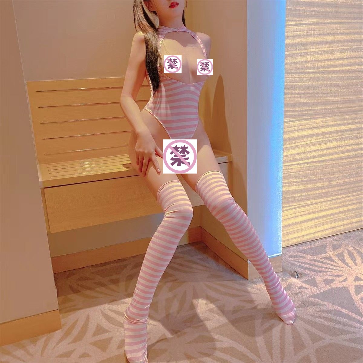 日本のコミックかわいいセクシーな下着サッカーベビーストライプビキニ誘惑純情女の子オープンジャンプスーツスーツ