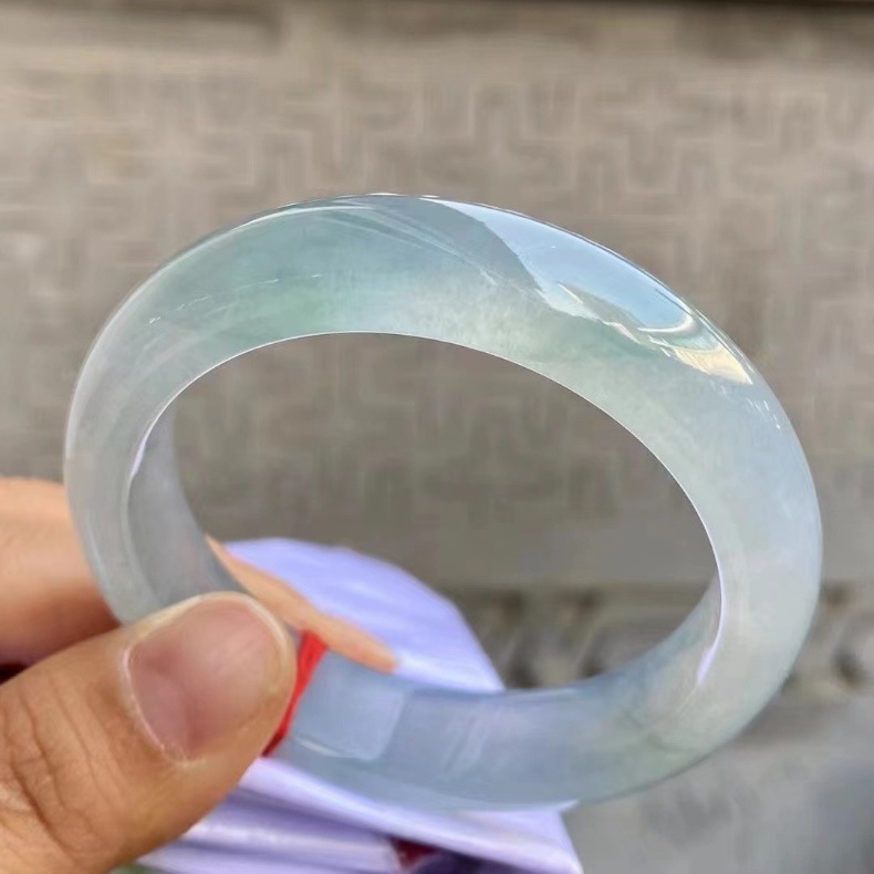 Vòng tay ngọc bích Myanmar cao cấp màu xanh nhạt băng nắng, đường kính trong 52–64 mm chi tiết 5