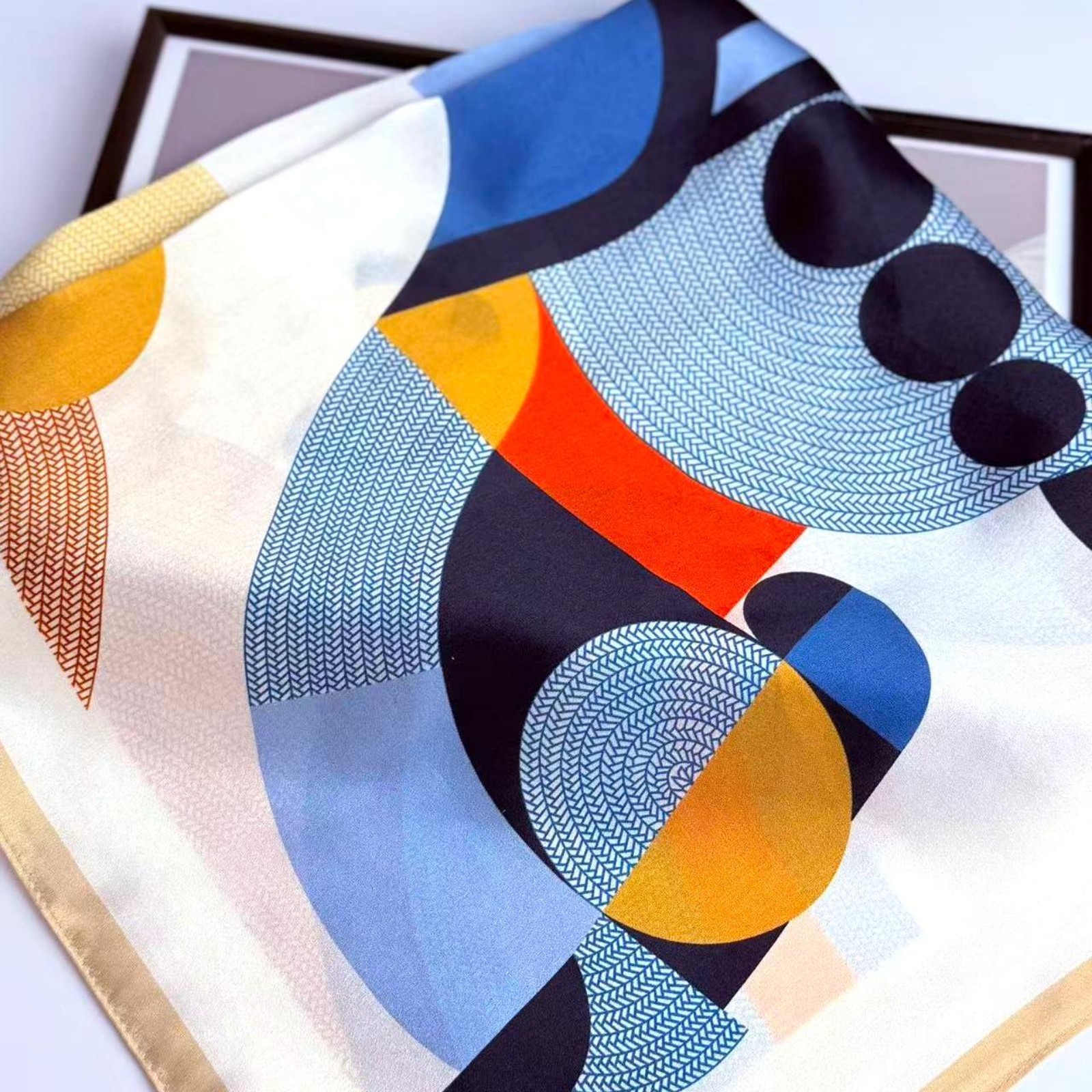 Lenço de seda para mulher design geométrico abstrato color block_voghion.com