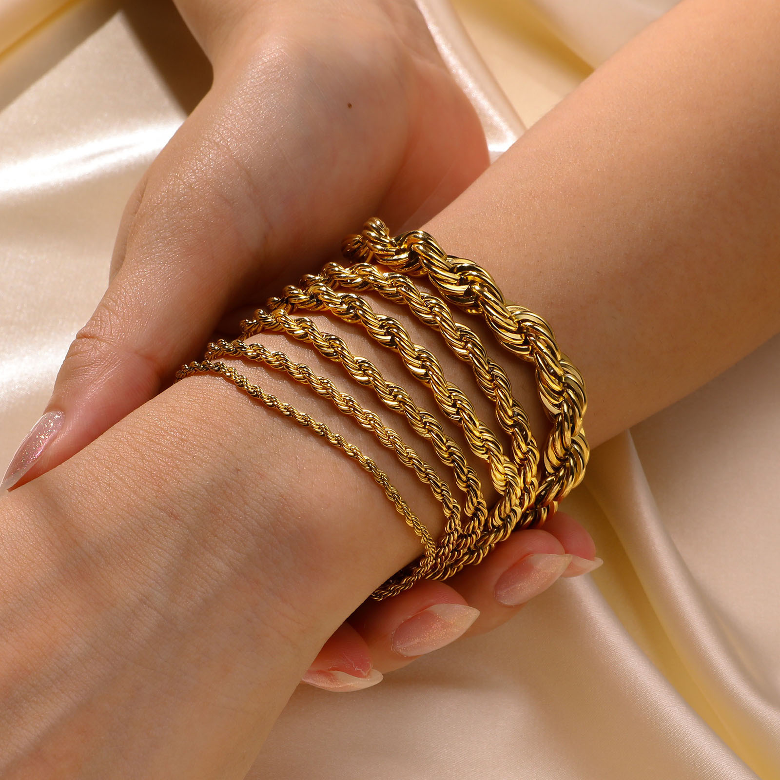 Classic Style Solid Color Stainless Steel Plating 18k Gold Plated Bracelets display picture 1