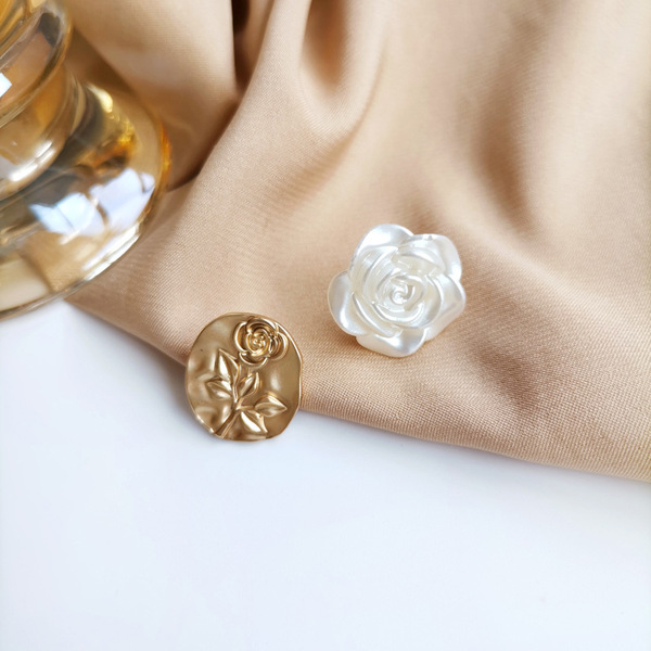 Retro elegant matte fresh white asymmetrical earrings