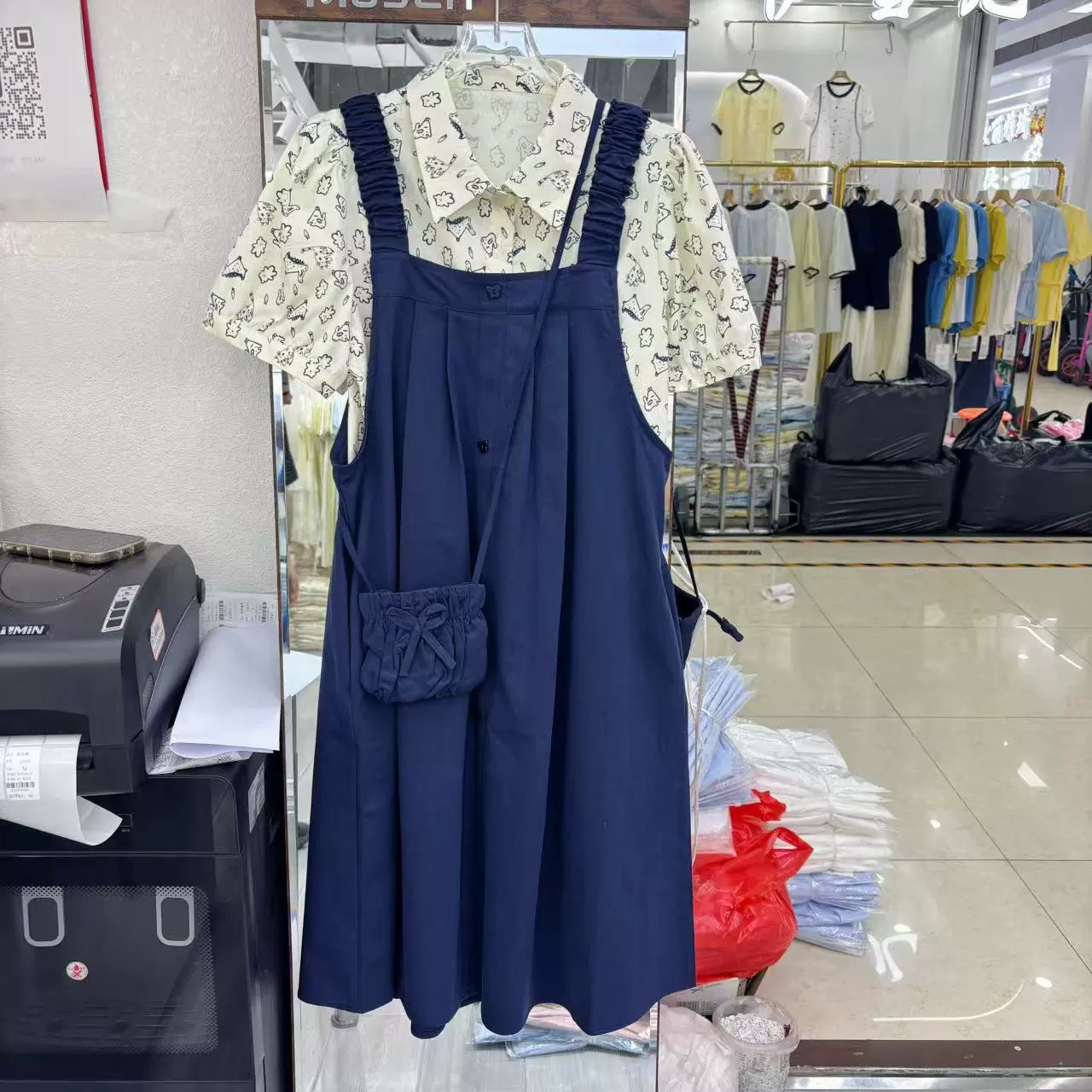 Модный комплект из рубашки с принтом и юбки на подтяжках для женщин, лето 2025, новый миниатюрный ретро-комплект для похудения, уменьшающий возраст, комплект из двух предметов