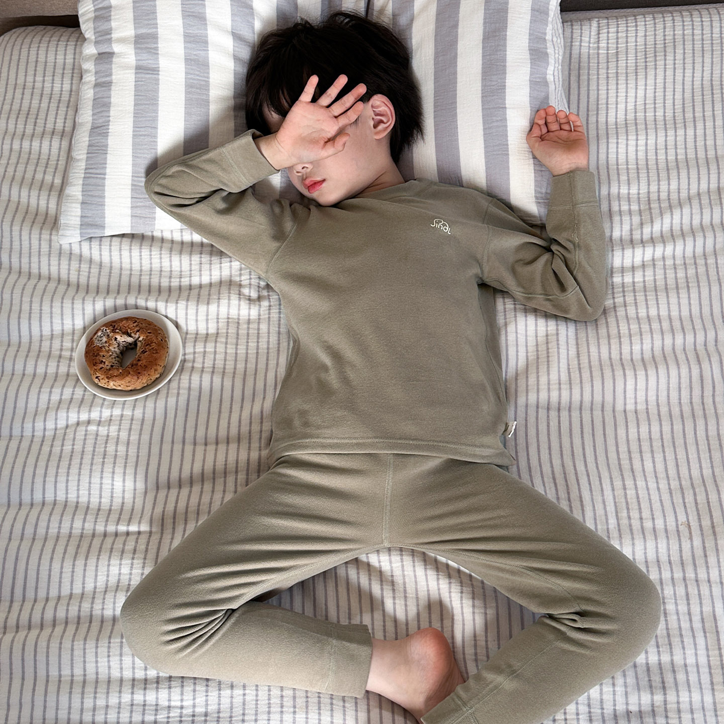 Pijamas para niños set de ropa para el hogar 2025 otoño y invierno nuevo chaqueta caliente para niños pantalones de otoño suéter de algodón