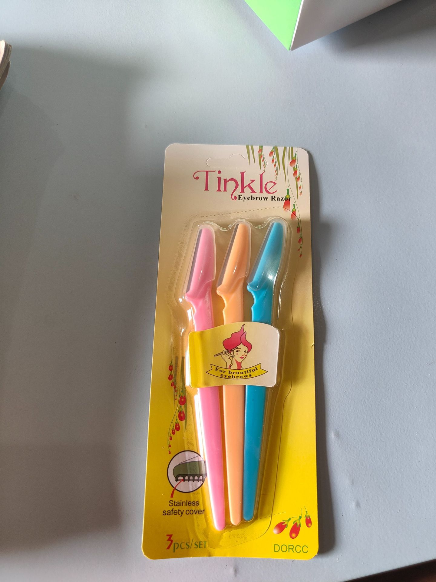 Tinkle set de cuchillo de cejas de tres colores cubierta de seguridad de acero inoxidable cuchillo de cejas portátil artefacto de cejas explosivo transfronterizo